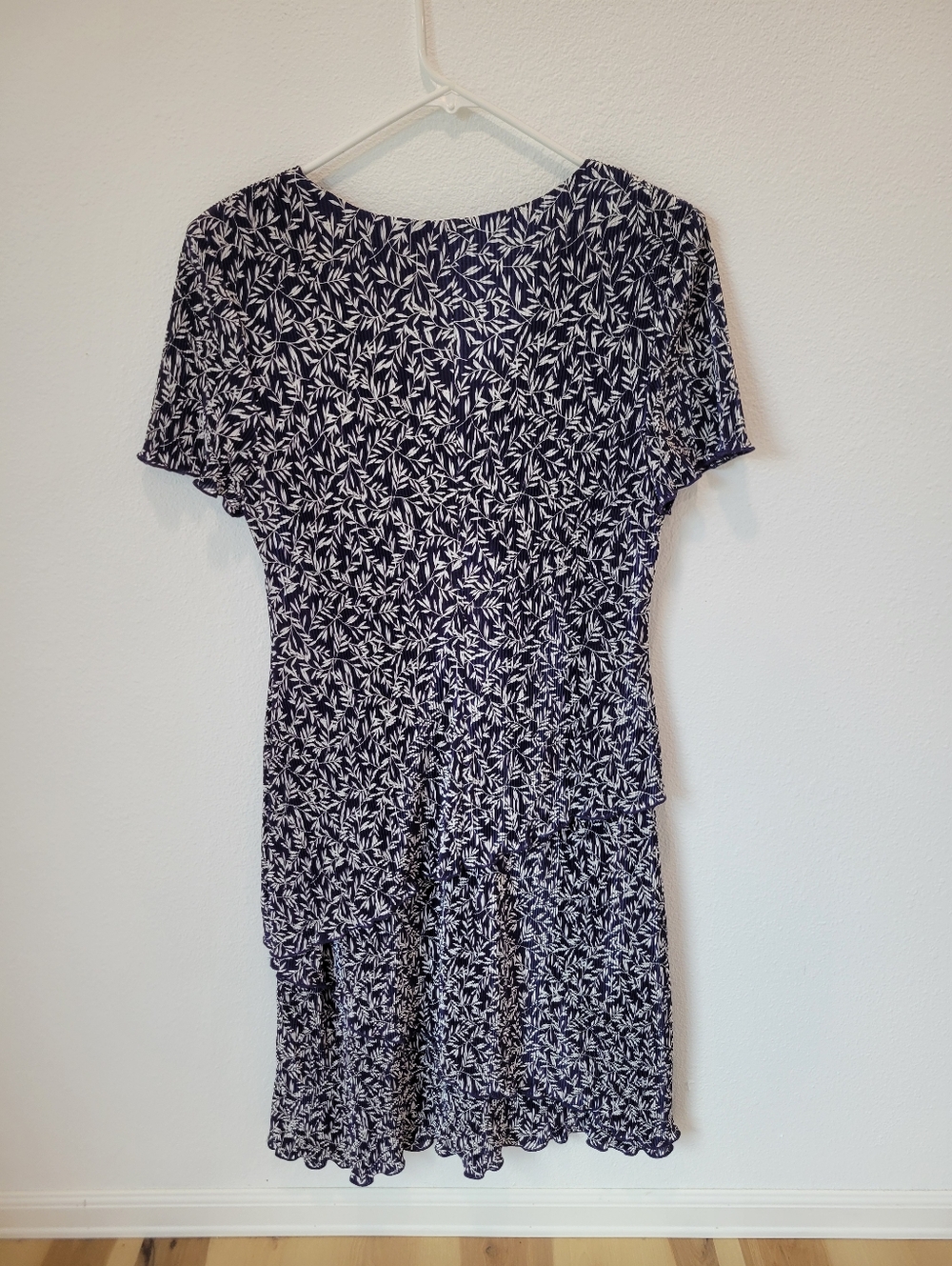 Connected Apparel Women’s Size 12 Navy White Leaf Midi Dress Pleated V Neck Tier - Picture 5 of 6